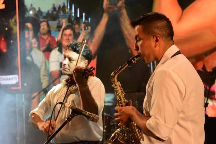 Reconocido músico paceño se subió al escenario del Festival de Jineteada y Folclore de Diamante