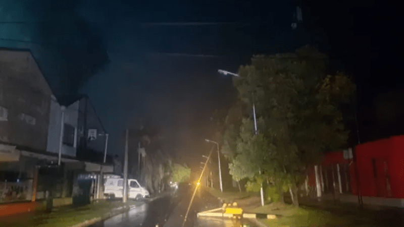 Santa Elena: hubo voladura de techos, caída de postes, semáforos y árboles