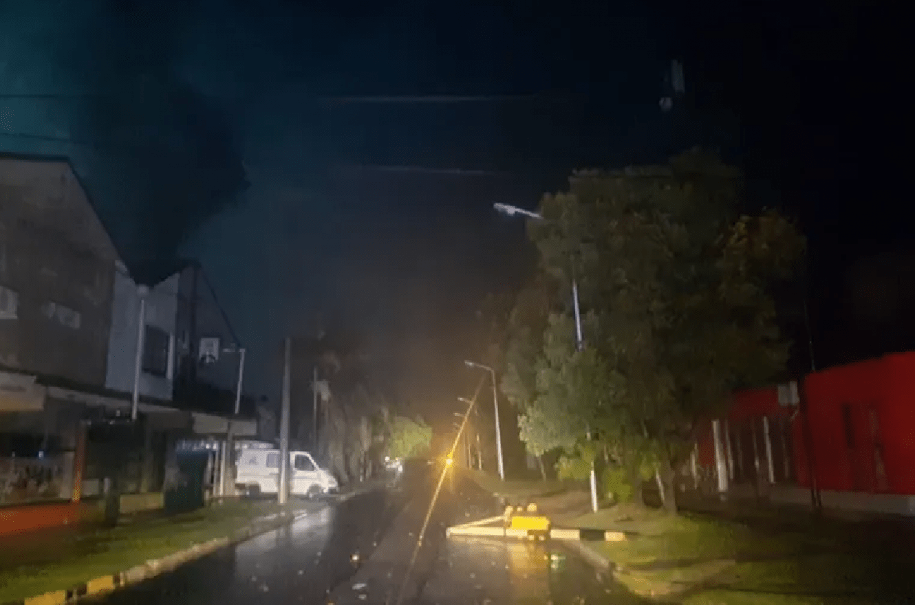 Santa Elena: hubo voladura de techos, caída de postes, semáforos y árboles