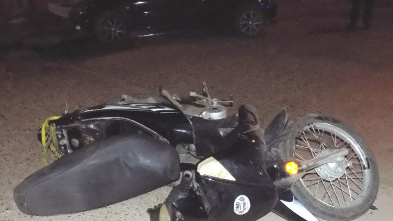 Un automóvil y una moto colisionaron en la esquina de San Martín y Berutti, un lesionado leve.