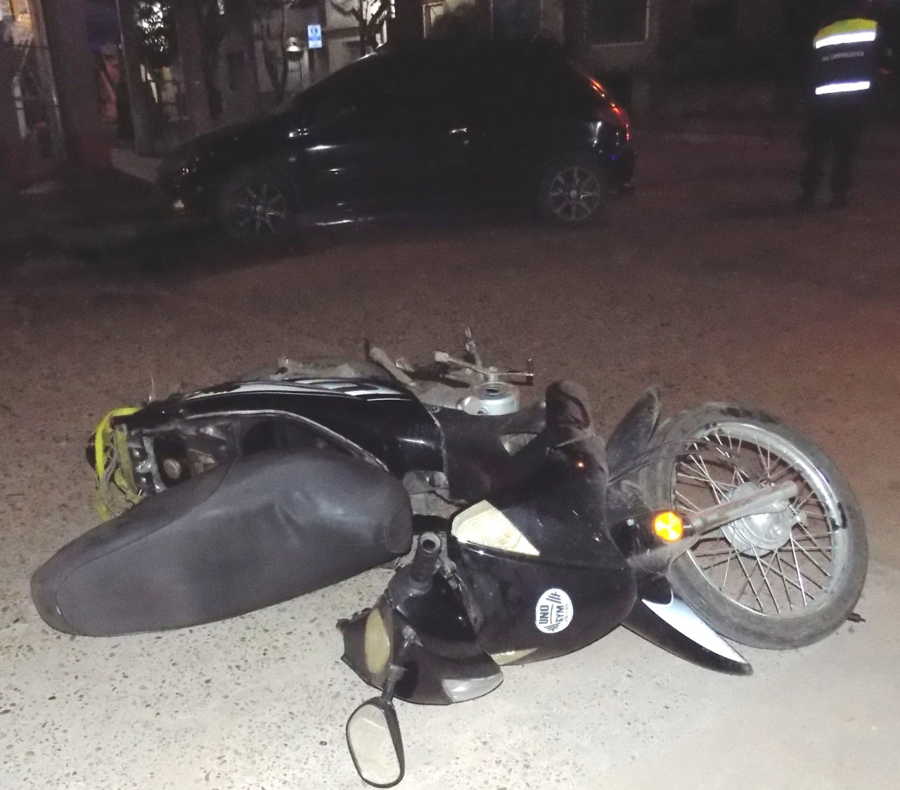 Un automóvil y una moto colisionaron en la esquina de San Martín y Berutti, un lesionado leve.
