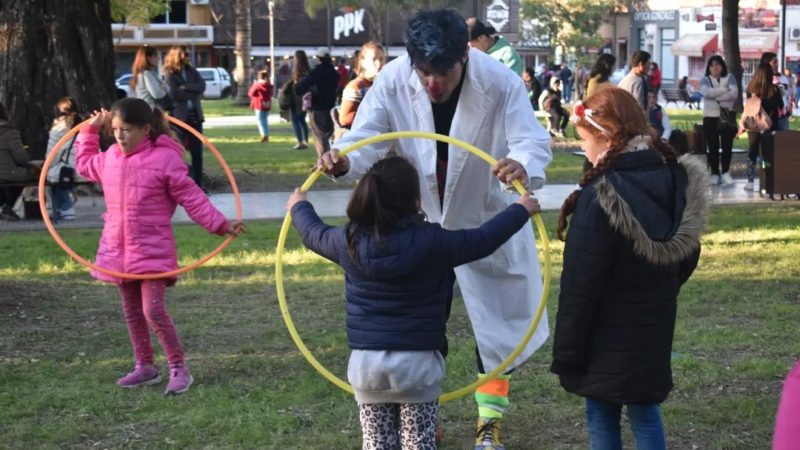 Con un show musical y de entretenimientos se inauguró la puesta en valor y renovación de la Plaza 25 de Mayo.