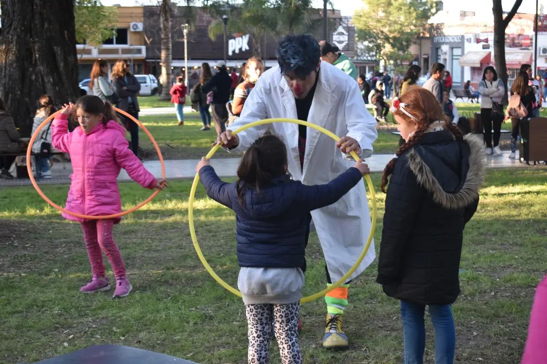 Con un show musical y de entretenimientos se inauguró la puesta en valor y renovación de la Plaza 25 de Mayo.