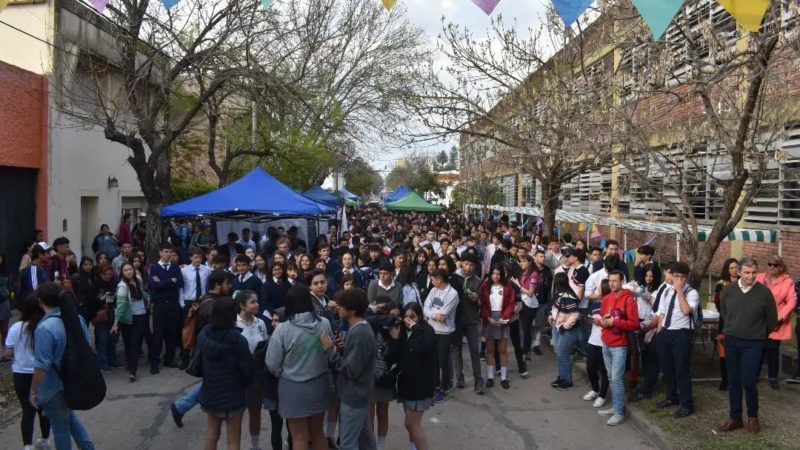 Se realizó la 7ma Feria de Carreras Terciarias y Universitarias y el 1er Encuentro de Escritores paceños.