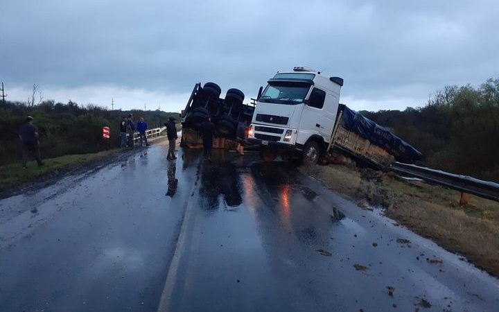 Un camíon volco su acoplado en Ruta 12, solo esta habilitado un carril para el tránsito.