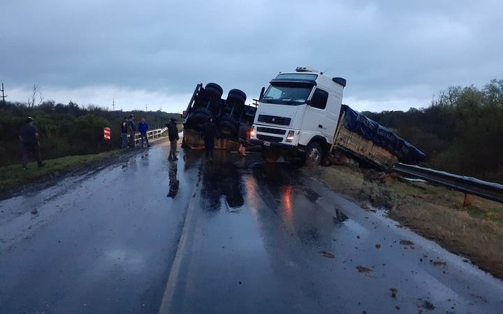 Un camíon volco su acoplado en Ruta 12, solo esta habilitado un carril para el tránsito.