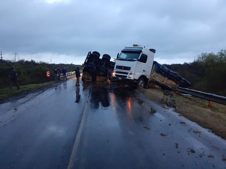 Un camíon volco su acoplado en Ruta 12, solo esta habilitado un carril para el tránsito.