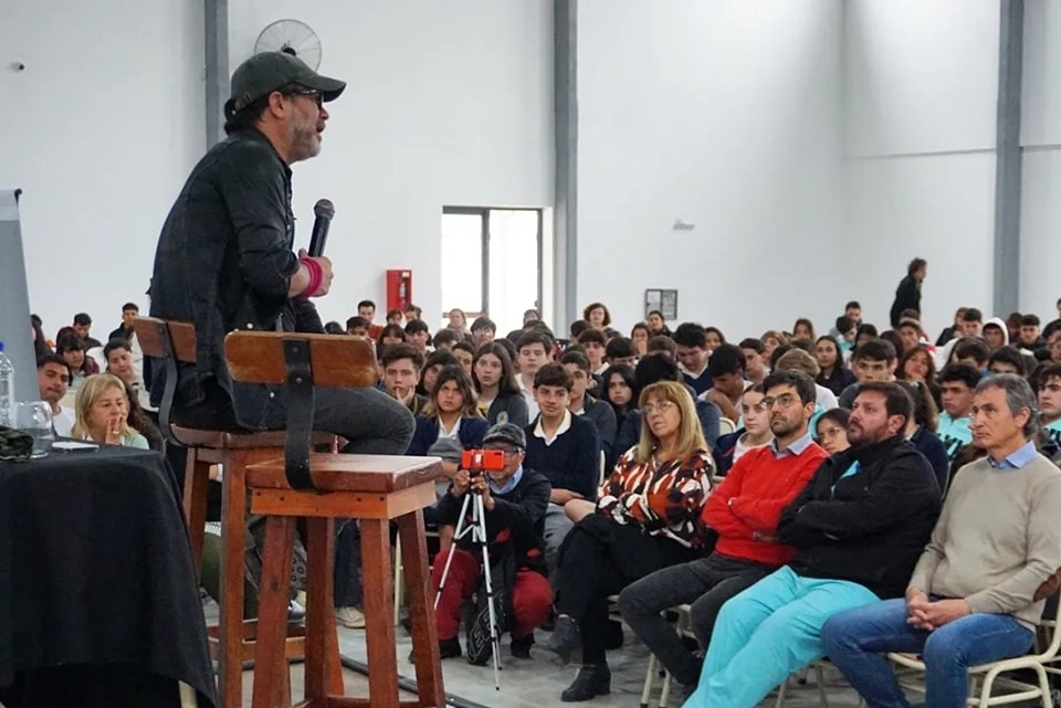 Reconocido actor brindo una charla sobre prevención de adicciones