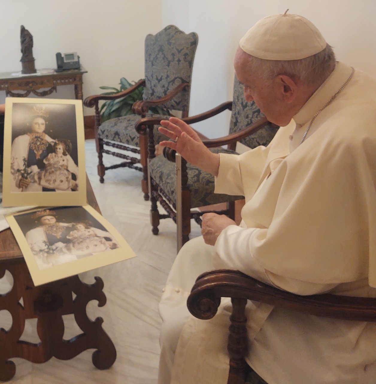 Paceños llevarán a las Islas Malvinas una imagen de la virgen de Ntra Sra de La Paz bendecida por el Papa  Francisco