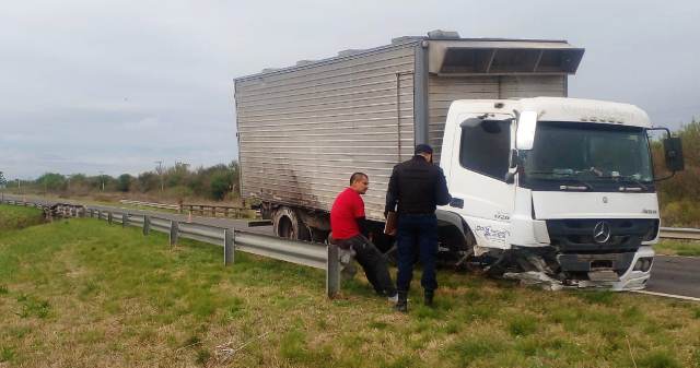 Conductor de un camión pierde el control del vehículo impactando la cabecera de un puente.