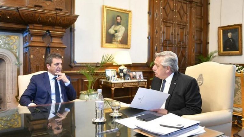 Alberto Fernández y funcionarios evalúan un bono para empleados públicos y privados