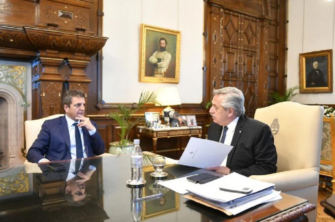 Alberto Fernández y funcionarios evalúan un bono para empleados públicos y privados