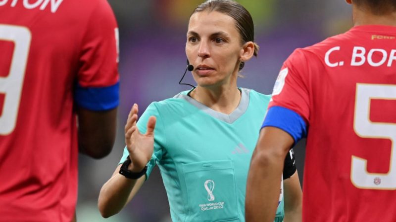 Histórico: Stéphanie Frappart es la primera mujer en arbitrar partido masculino de Mundial