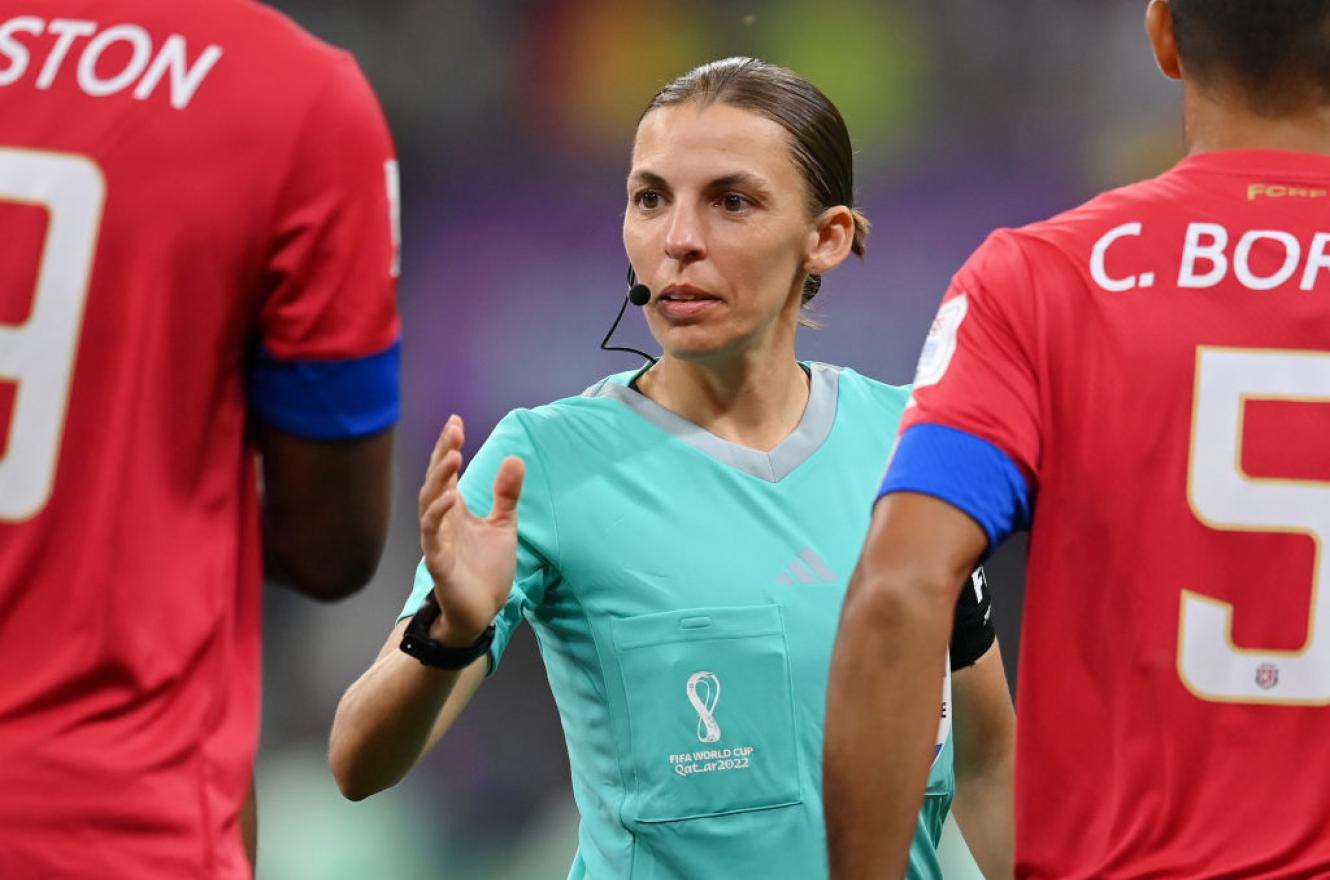 Histórico: Stéphanie Frappart es la primera mujer en arbitrar partido masculino de Mundial