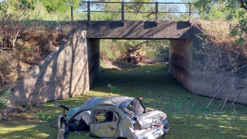 Conductor perdó la vida tras despistar y caer debajo de un puente en Ruta 1 km 11