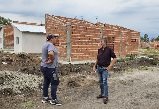 Castrillón destacó el buen avance de obra de las 60 Viviendas ubicadas en en Zona Ex Cuarteles