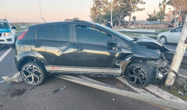 Conductor paceño que  venía de Santa Elena impacto contra un cartel en paraje la T.