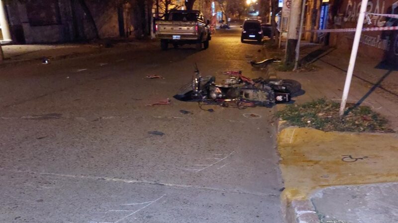 Choque fatal: moto colisiona contra una camioneta, hay un fallecido y un lesionado grave en terapia intensiva.