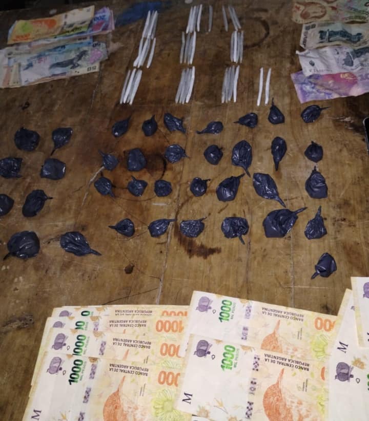 Santa Elena y Feliciano: Secuestro de dinero y drogas en allanamiento.