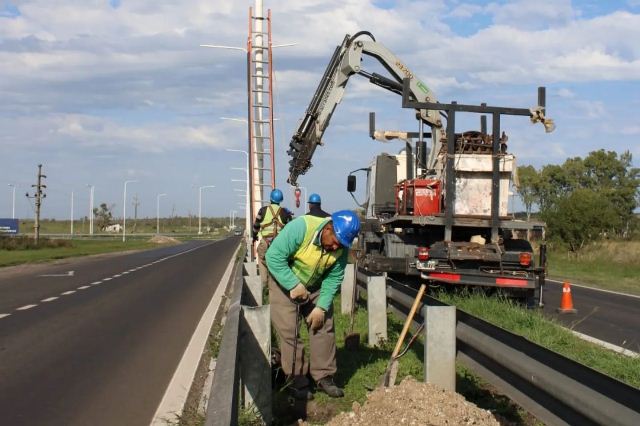 Instalan luminarias led en el cruce de la ruta nacional 12 y la  provincial 6 para mejorar la seguridad vial