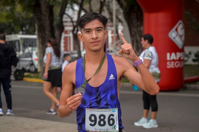 En Paraná el  jóven atleta paceño Imanol Quiroz se quedó con el primer puesto en la maratón solidaria La Delfina