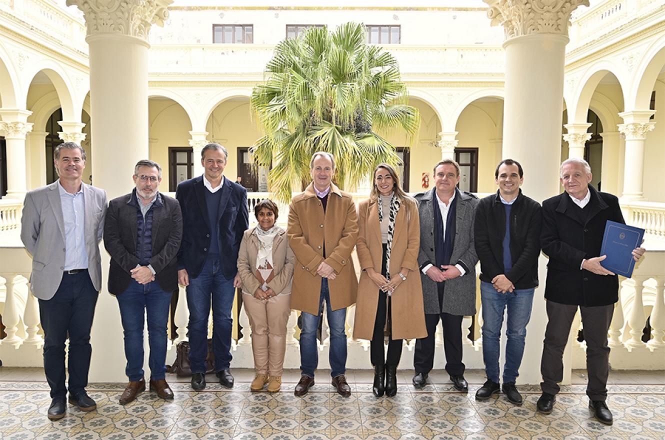 Bordet formalizó el inicio de obras en escuelas técnicas y firmó otras licitaciones