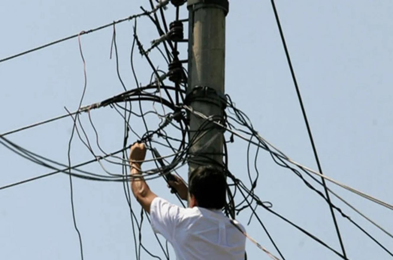 Condenaron al extitular de Alumbrado Público de Paraná por colgarse de la luz