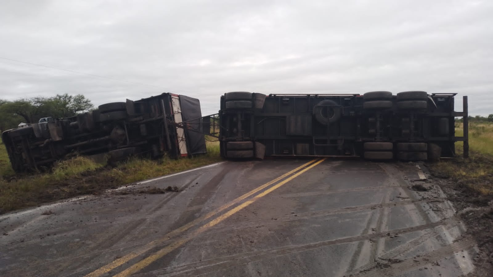 Un camión protagonizó un vuelco en la Ruta 6, no hubo lesionados.