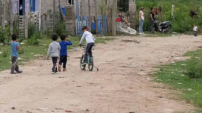 Según la UCA, en Argentina los niños y adolescentes pobres son el 62,9% de esa población