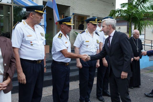 El gobernador recibió a intendentes, diputados y encabezó la asunción de las nuevas autoridades de la policía