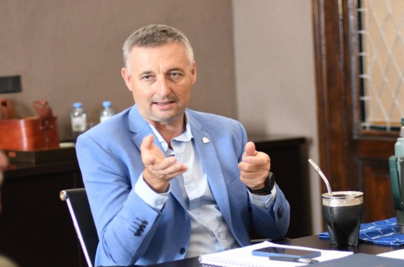 Hein dijo que ya ahorró 100 millones en contratos y le pidió a Bordet “un mea culpa”