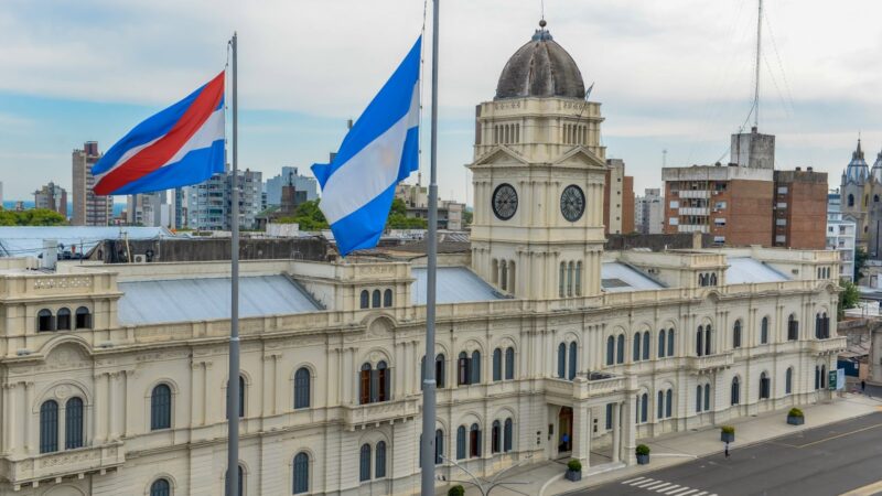 El gobierno aumenta por decreto un 30 por ciento el sueldo básico de los docentes