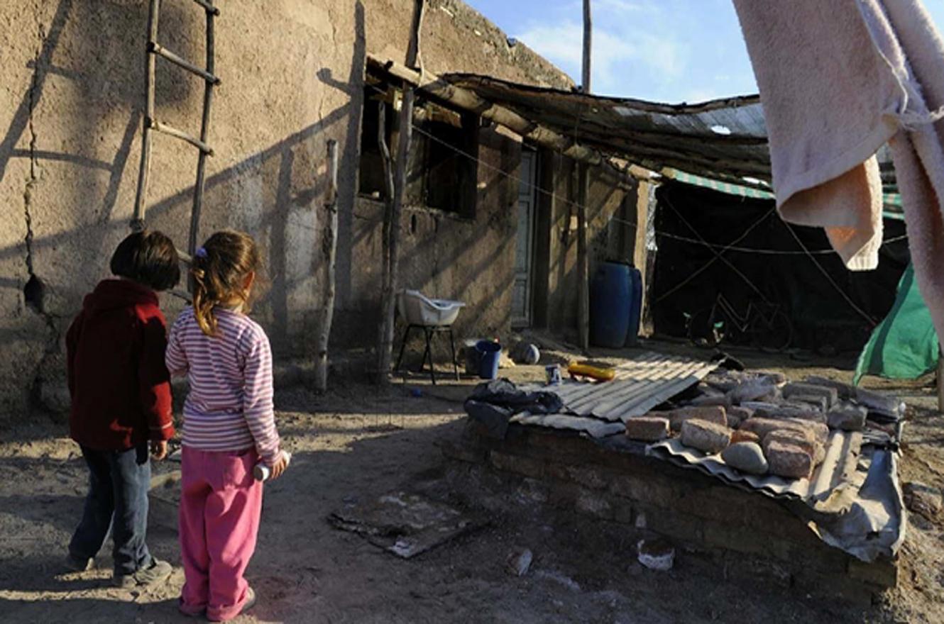 La UCA estimó que la pobreza en Argentina ascendió al 55,5% y la indigencia al 17,5%