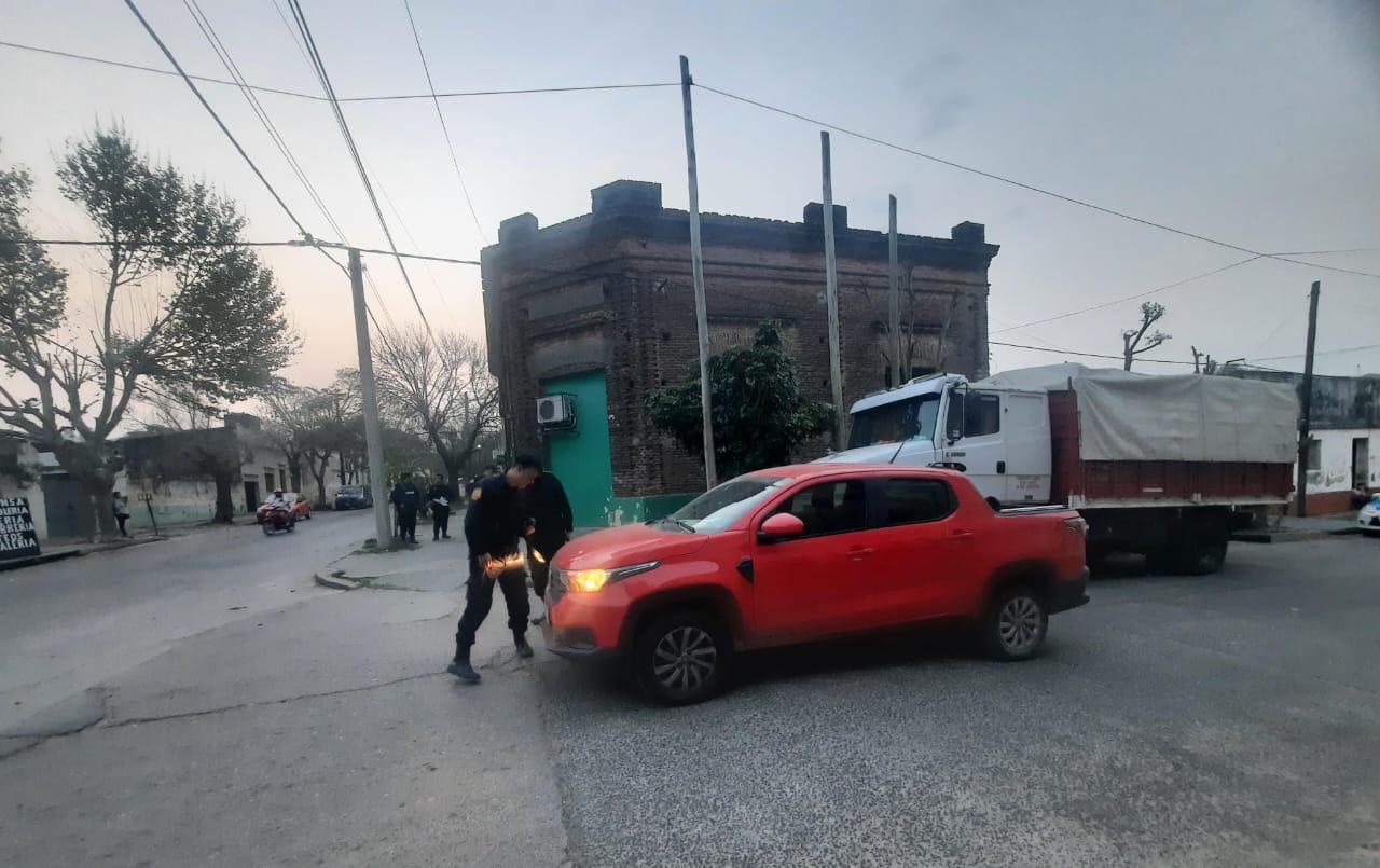 Un menor que jugaba en la calle fue impactado por un vehículo resultando con varias fracturas.