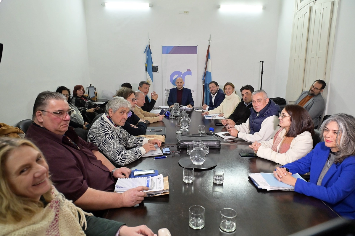 Los gremios docentes y el gobierno retoman hoy la paritaria salarial
