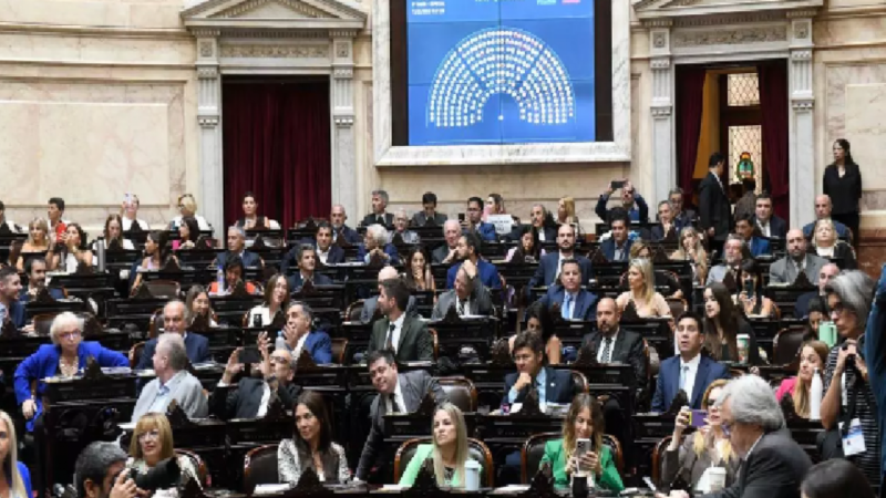 Entre insultos y acusaciones cruzadas, el Gobierno aprobó Ficha Limpia en Diputados