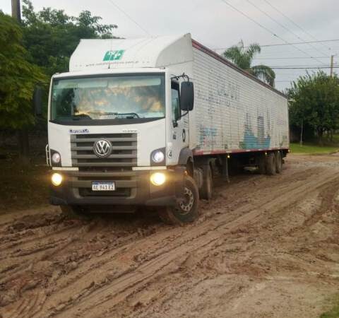 La Paz. Vecinos reclaman por calle intransitable “Hace mas de un mes tiraron brosa pero se olvidaron del ripio”