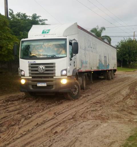 La Paz. Vecinos reclaman por calle intransitable “Hace mas de un mes tiraron brosa pero se olvidaron del ripio”