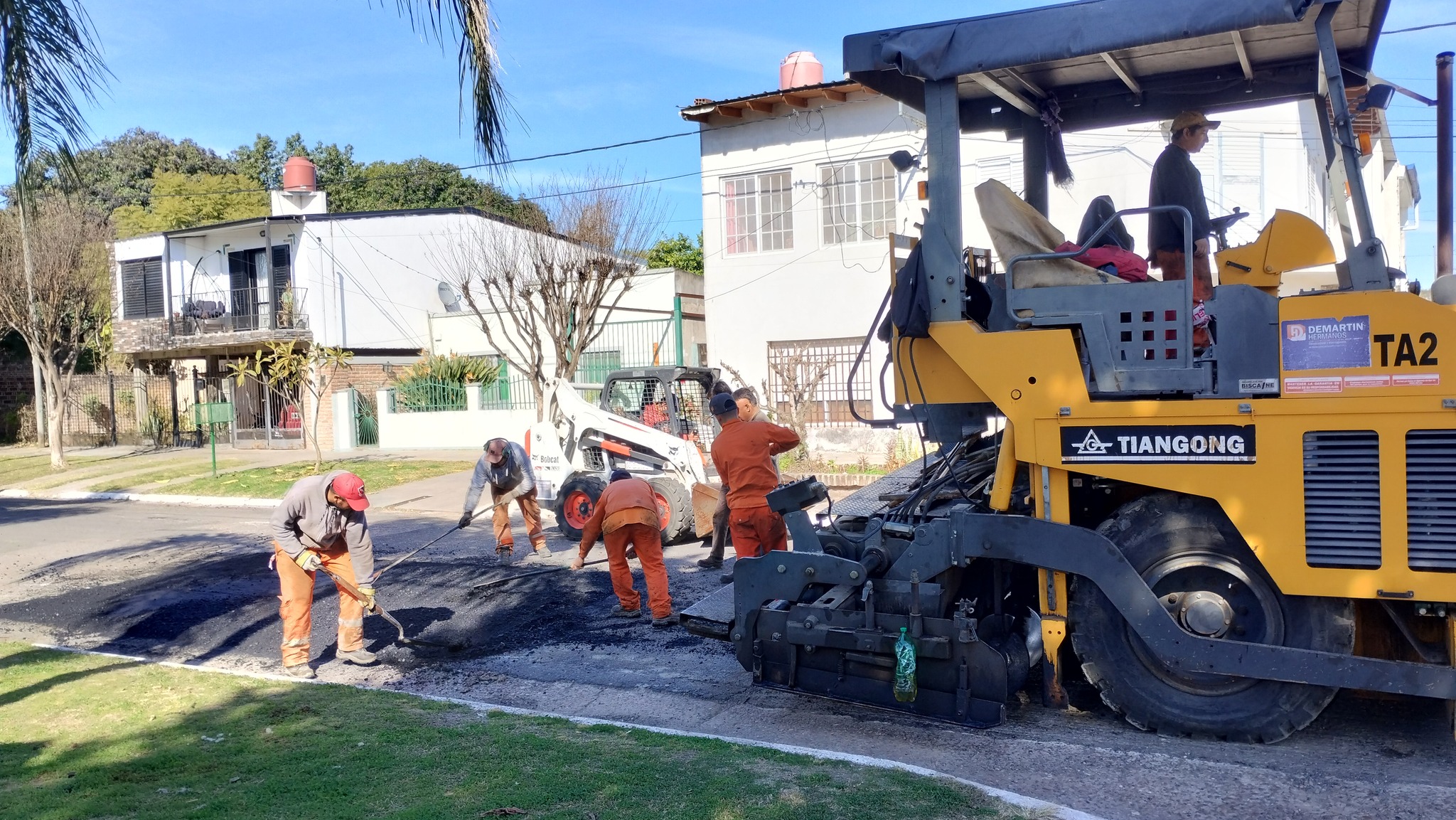 Santa Elena: continúan los  trabajos de bacheo y repavimentación que transforman la ciudad
