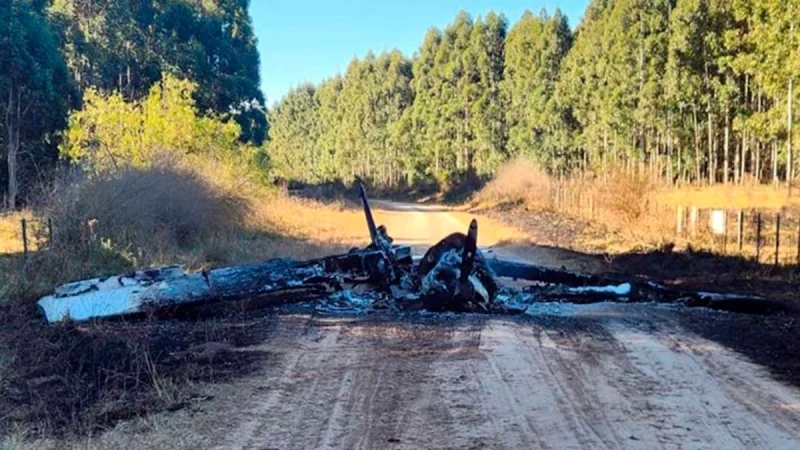 Avioneta hallada incendiada en campo: la habrían prendido fuego tras aterrizaje