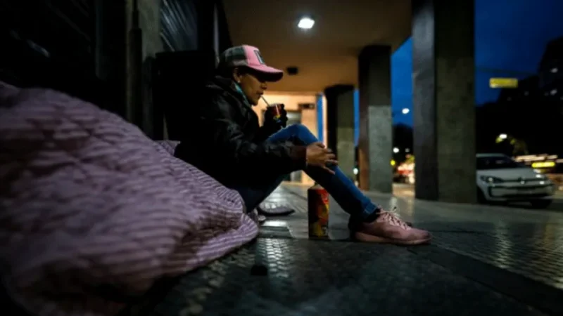 La pobreza se redujo al 31,6% en el primer semestre y alcanzó su nivel más bajo en los últimos siete años