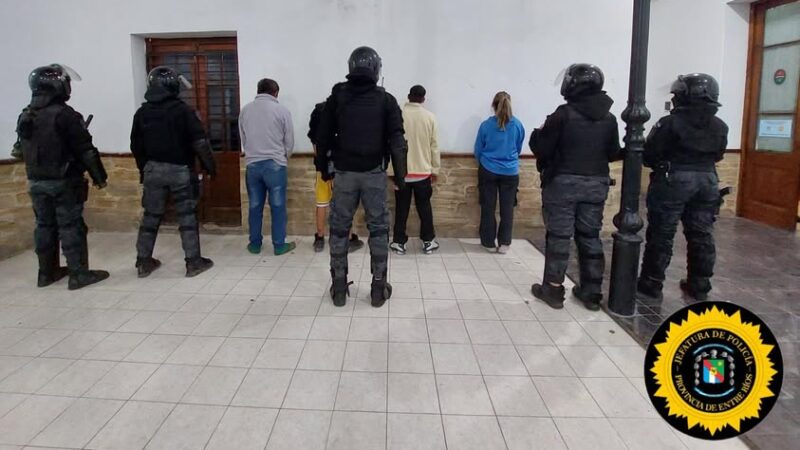 Un grupo de masculinos provocaron disturbios en Barrio Feria, hubo disparos, detenidos y allanamiento.