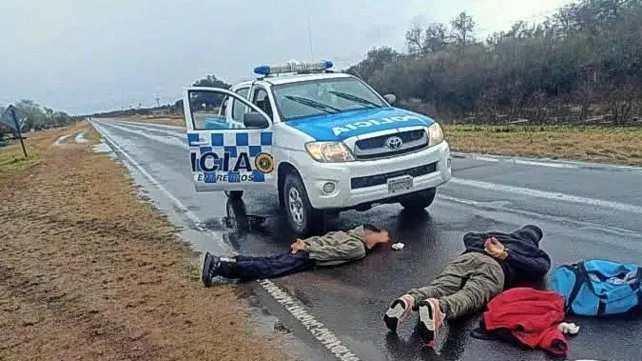 Paso Telégrafo: Dos detenidos tras volcar con un auto robado e intentar fugarse