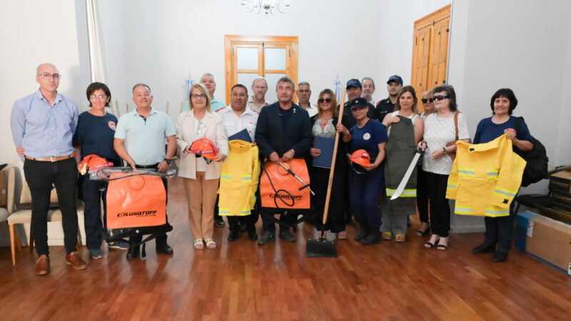 El gobierno entregó nuevos kits operativos a cinco cuarteles de bomberos de la provincia, entre ellos está el de La Paz