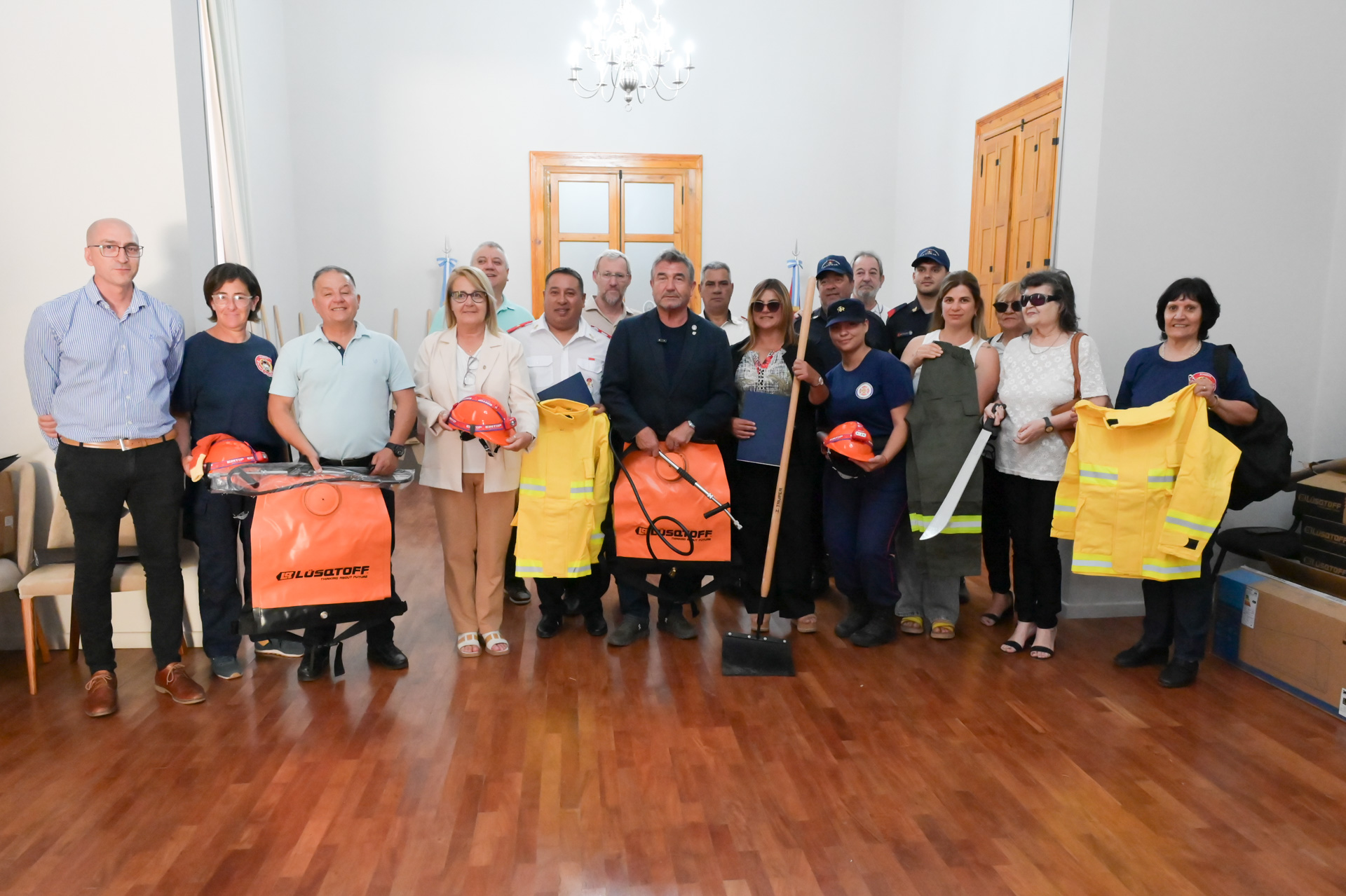 El gobierno entregó nuevos kits operativos a cinco cuarteles de bomberos de la provincia, entre ellos está el de La Paz