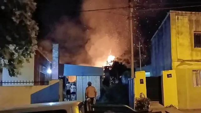 La Paz: Se quemó una casa y los bomberos no tenían agua para combatir las llamas.