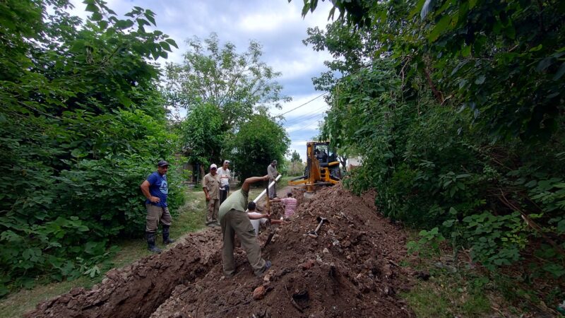 Santa Elena: Continúan los trabajos de obras de cloacas en diferentes barrios.