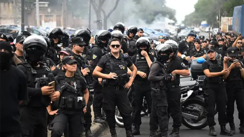Santa Fe: el gobernador Pullaro anunció aumentos de sueldo y el personal policial levantó la protesta