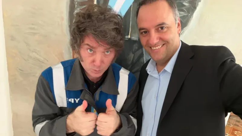 Milei se reunió con Manuel Adorni en Olivos y lo sostiene como jefe de Gabinete pese a los rumores de renuncia