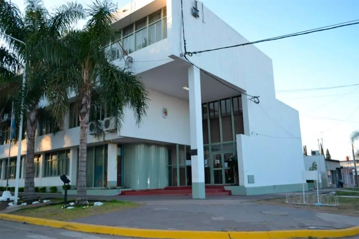 Hombre fue detenido tras subir al despacho del intendente Daniel Rossi y amenazar al personal municipal